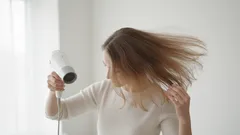 Kierunek strumienia powietrza podczas suszenia włosów: drobny szczegół, który zmienia wszystko