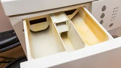 Jak wyczyścić komorę na proszek w pralce i pozbyć się nieprzyjemnego zapachu bez użycia zbędnych środków chemicznych